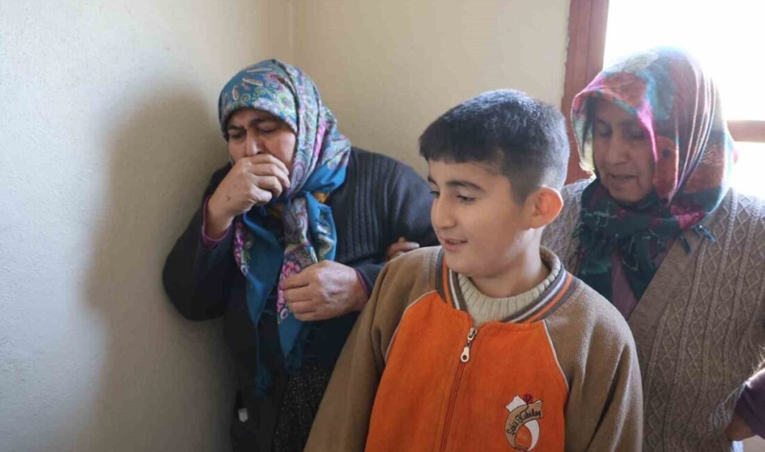 Adana’nın Kozan ilçesinde 2 katlı evde çıkan yangın, itfaiye ekiplerinin