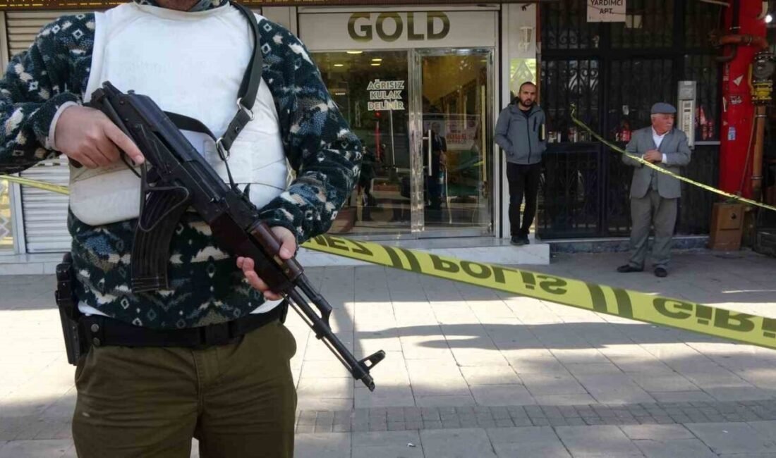 Adana’da 4 kişi uzun namlulu tüfekle geldikleri kuyumcuyu soyarak kayıplara