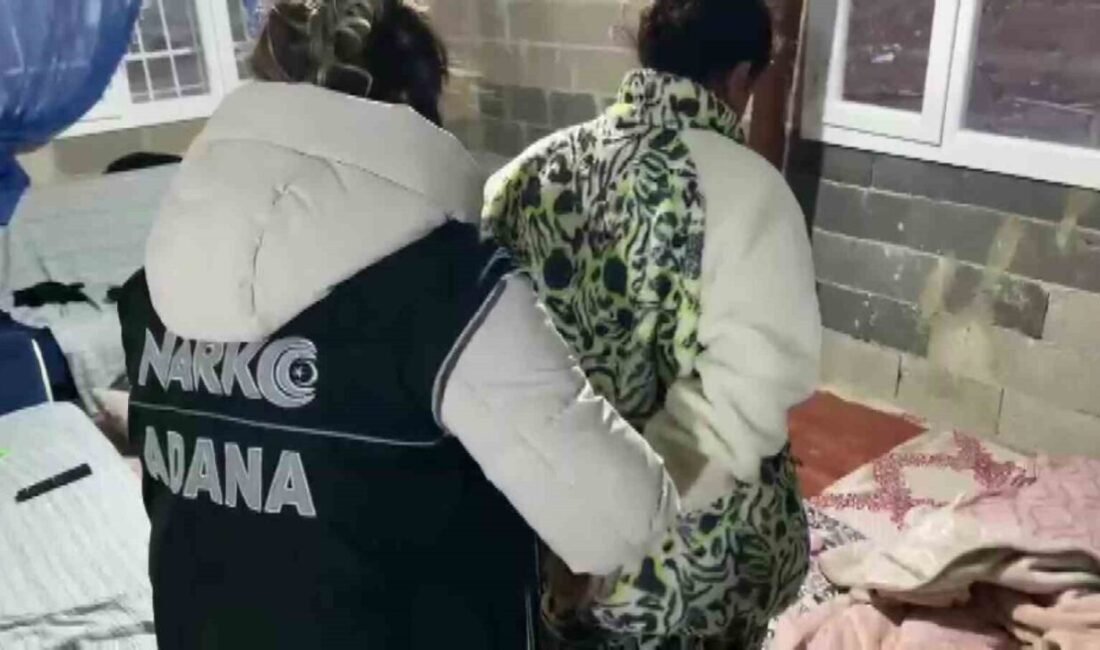 Adana’da uyuşturucu satıcılarına yönelik şafak operasyonunda yakalanan 8 kişi tutuklanırken