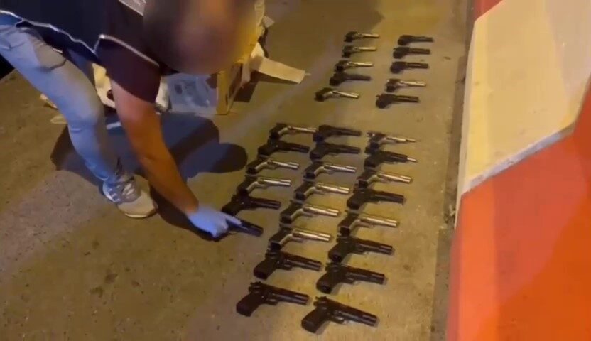 Adana’da yolcu otobüsünün içerisindeki kutuda 40 ruhsatsız silah ele geçirilirken,