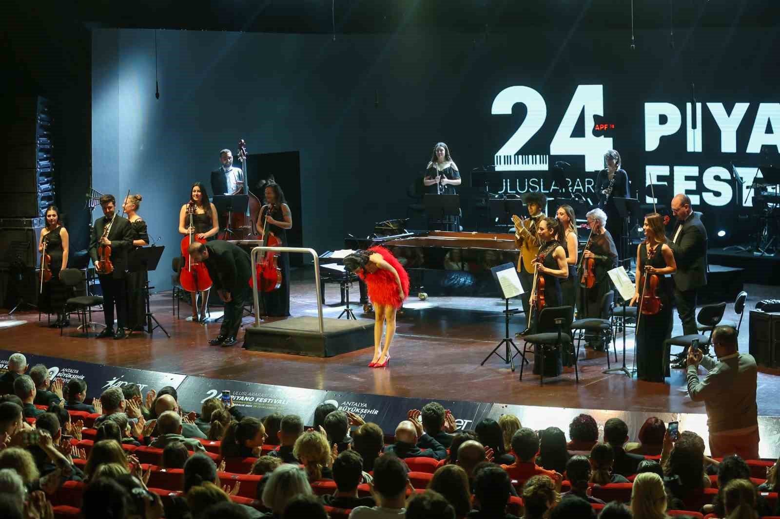 Agora Senfoni Orkestrası, sokak hayvanları için sahne aldı Antalya Büyükşehir Belediyesi’nin en önemli sanat etkinliklerinden Uluslararası Antalya Piyano