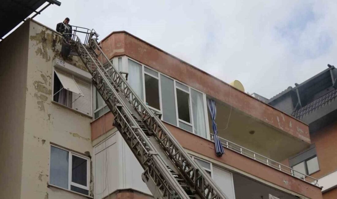Antalya’nın Alanya ilçesinde apartmandan çıkan dumanlar bina sakinlerini korkuttu. Yangın