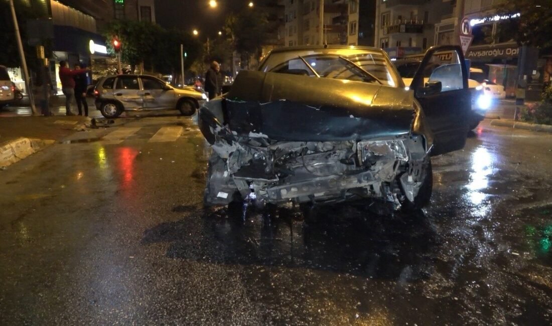 Antalya’nın Alanya ilçesinde iki otomobilin karıştığı trafik kazasında araçlarda maddi