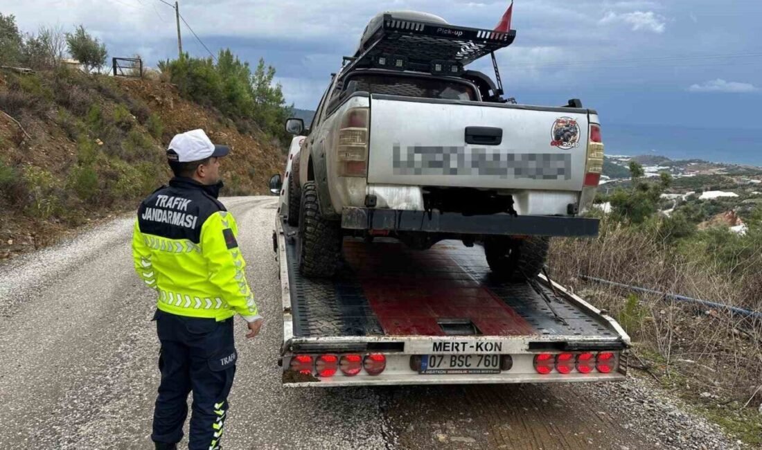 Antalya’nın Alanya ilçesinde jandarma trafik ekipleri, kullanılması yasak olan çakarlı