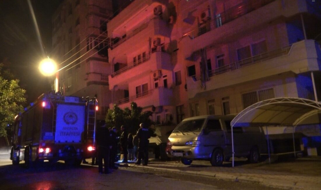 Antalya’nın Alanya ilçesinde gece apartmanda çıkan yangın paniğe neden oldu.