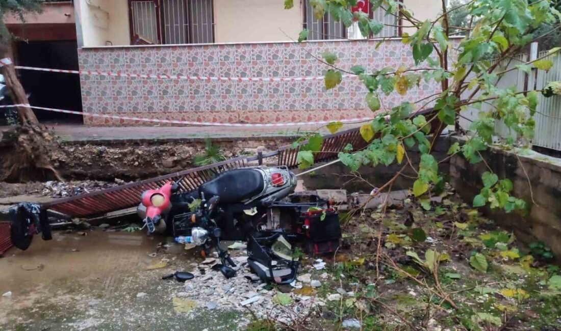 Antalya’nın Alanya ilçesinde akşam saatlerinde başlayan sağanak yağışın etkisi gün
