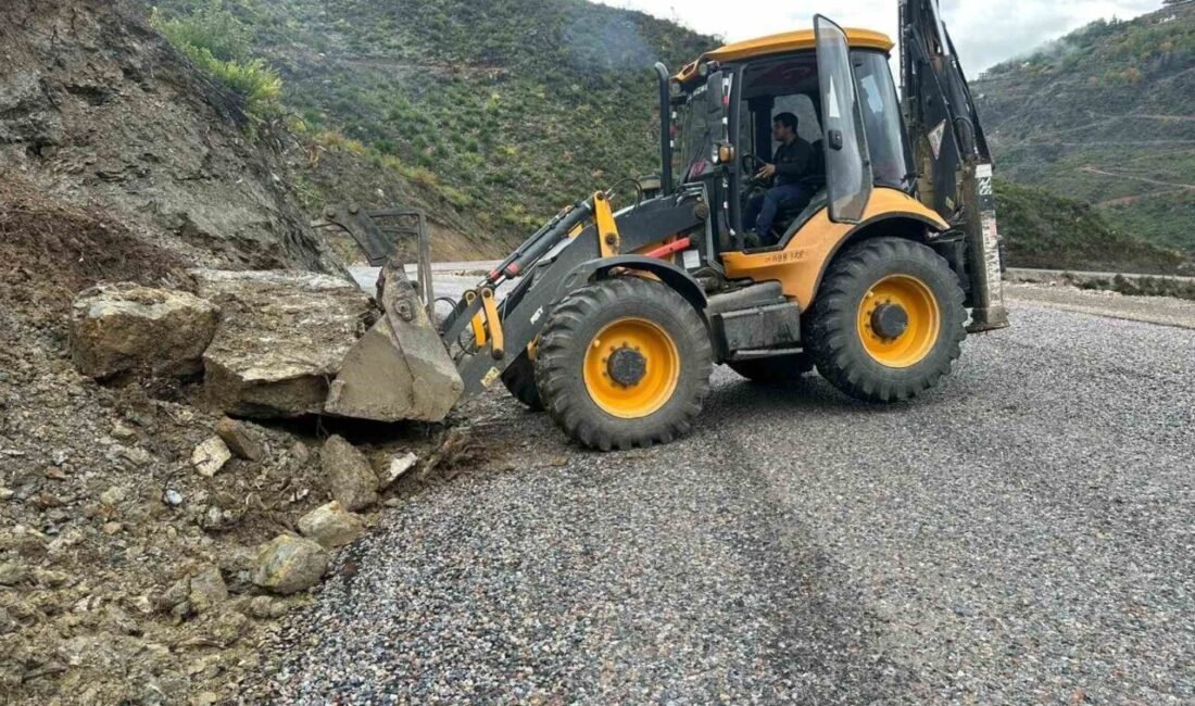 Antalya Büyükşehir Belediyesi, Alanya’nın yağıştan etkilenen kırsal mahalle yollarında bakım,