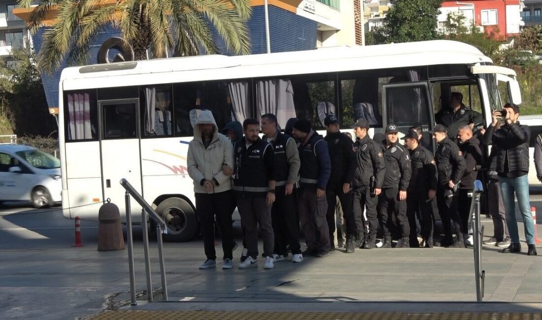 Antalya’nın Alanya ilçesinde yasa dışı bahis oynatanlara yönelik polis ekiplerince