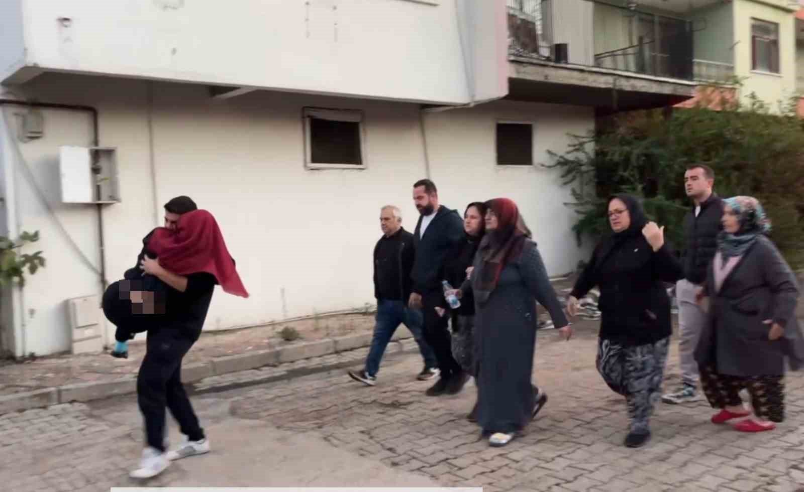 Alev alev yanan ev küle döndü, fenalık geçiren kardeşini kucağında taşıdı Antalya’nın Serik ilçesinde bir ev çıkan yangında küle döndü. Yangın