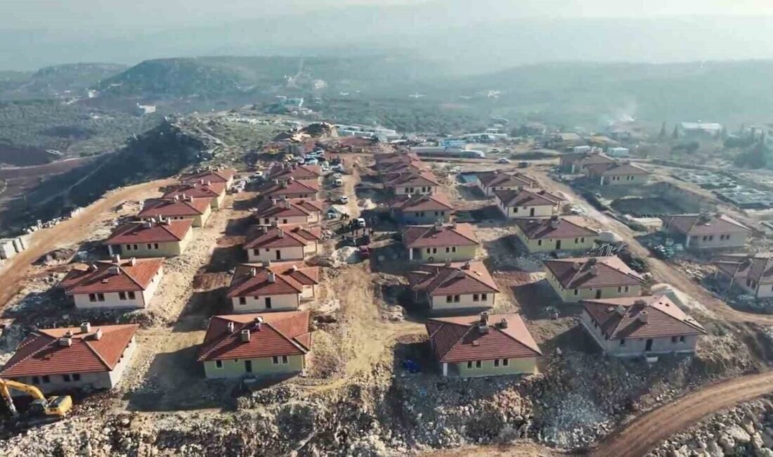 Hatay Valisi Mustafa Masatlı, asrın felaketi sonrası Altınözü ilçesinde inşasına