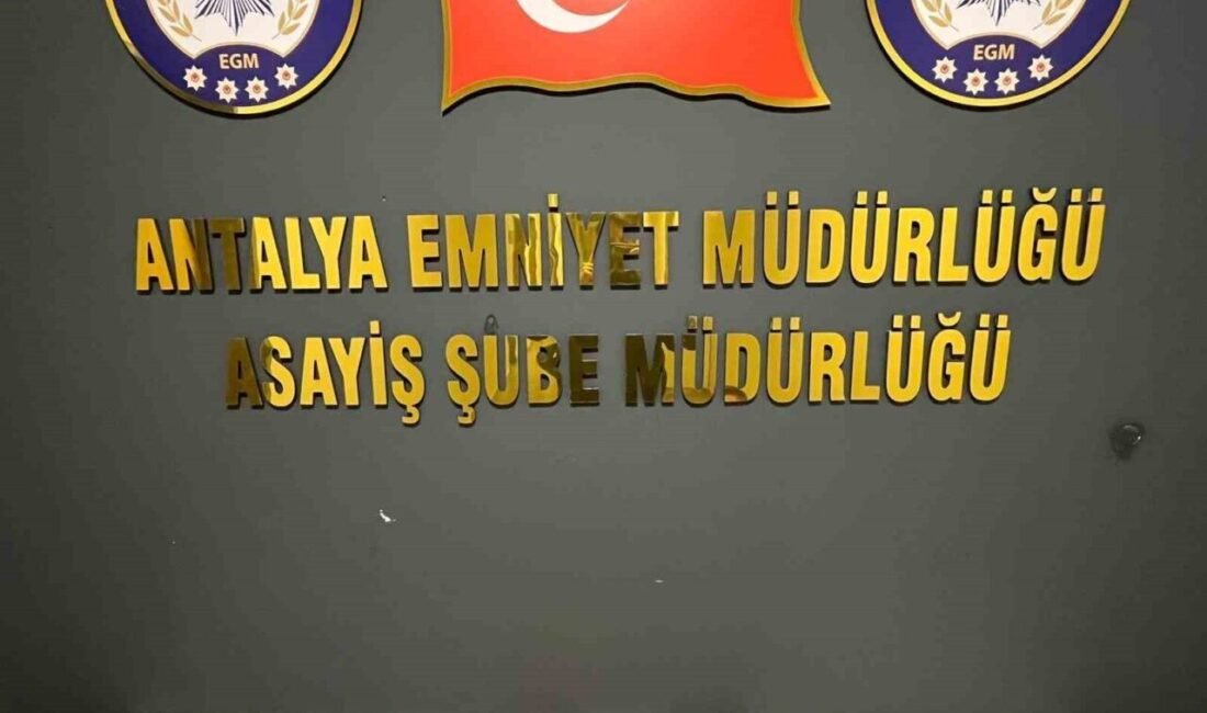 Antalya’da kendisini polis olarak tanıtıp 700 bin TL değerinde döviz