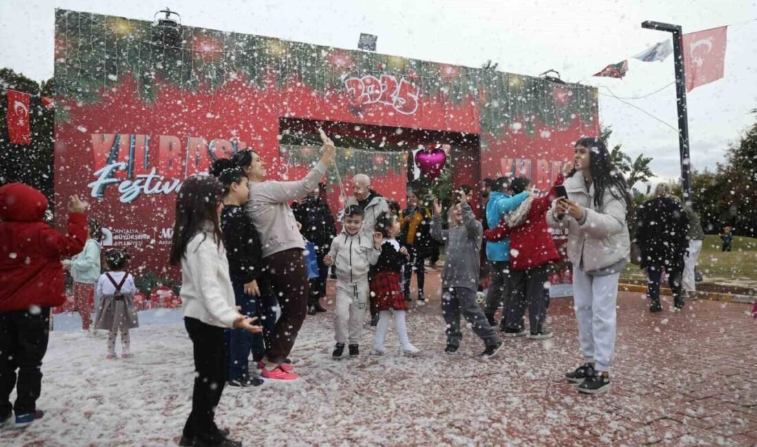 Antalya Büyükşehir Belediyesi’nin Cam Piramit’te başlattığı Yılbaşı Festivali, dolu dolu