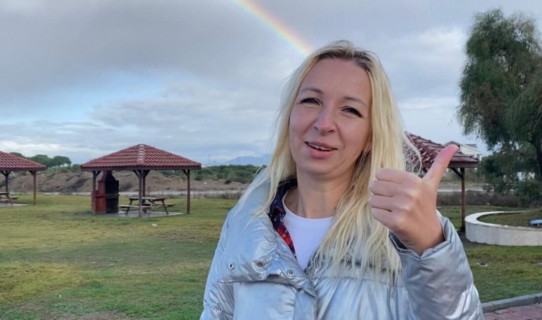 Antalya’da yağış sırasında oluşan gökkuşağı görsel şölen oluşturdu. Bir turist