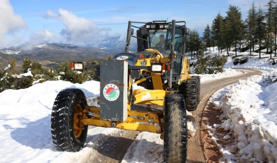 Antalya’nın Korkuteli ilçesinde etkili olan yoğun kar yağışı, hayatı olumsuz