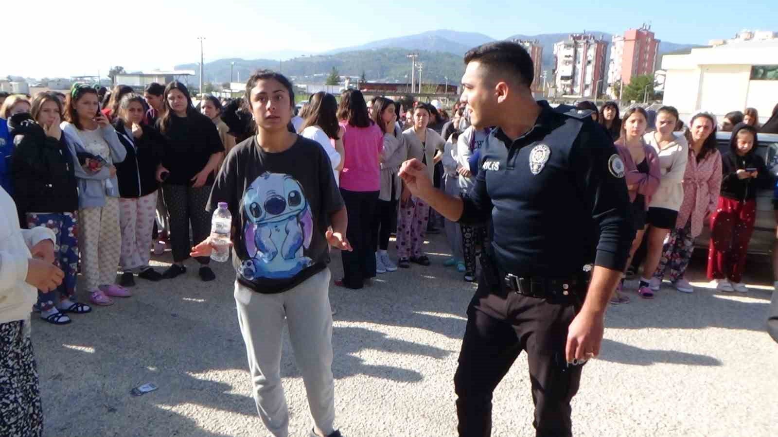 Antalya’da kız öğrenci yurdunda korkutan yangın Antalya’nın Kumluca ilçesinde, Kredi ve Yurtlar Kurumuna bağlı kız öğrenci