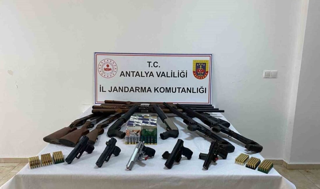 Antalya’nın Serik ilçesinde düzenlenen ruhsatsız silah operasyonunda çok sayıda silah