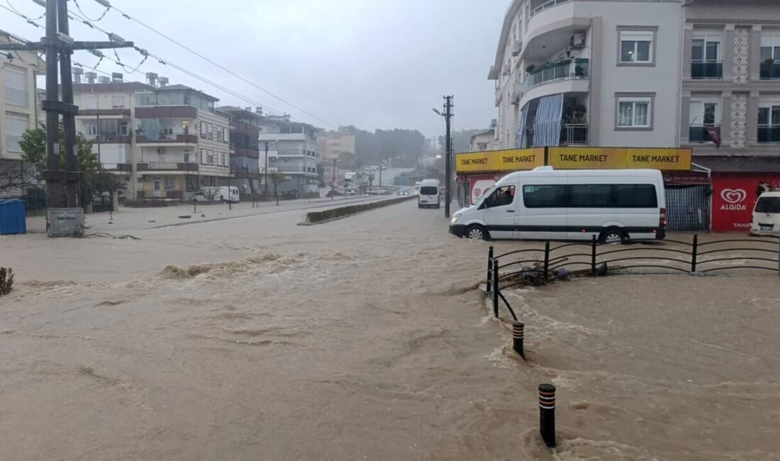 Meteoroloji Genel Müdürlüğünün sağanak ve fırtına uyarısında bulunduğu Antalya’da iki