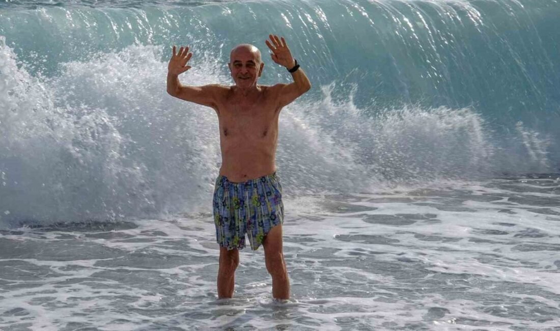 Meteoroloji’nin turuncu kod uyarısı yaptığı Antalya’da sabah saatlerinde etkili olan