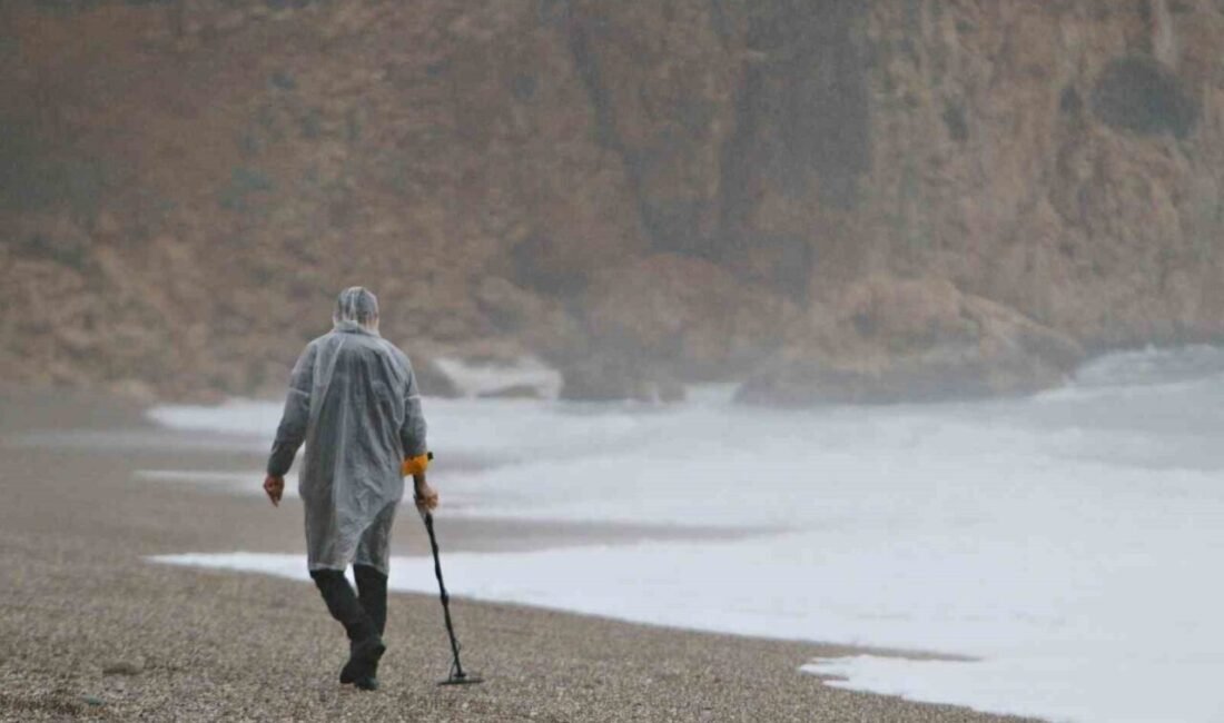 Antalya’da Meteoroloji’nin turuncu kodlu uyarılarının ardından gelen yağış ile fırtına