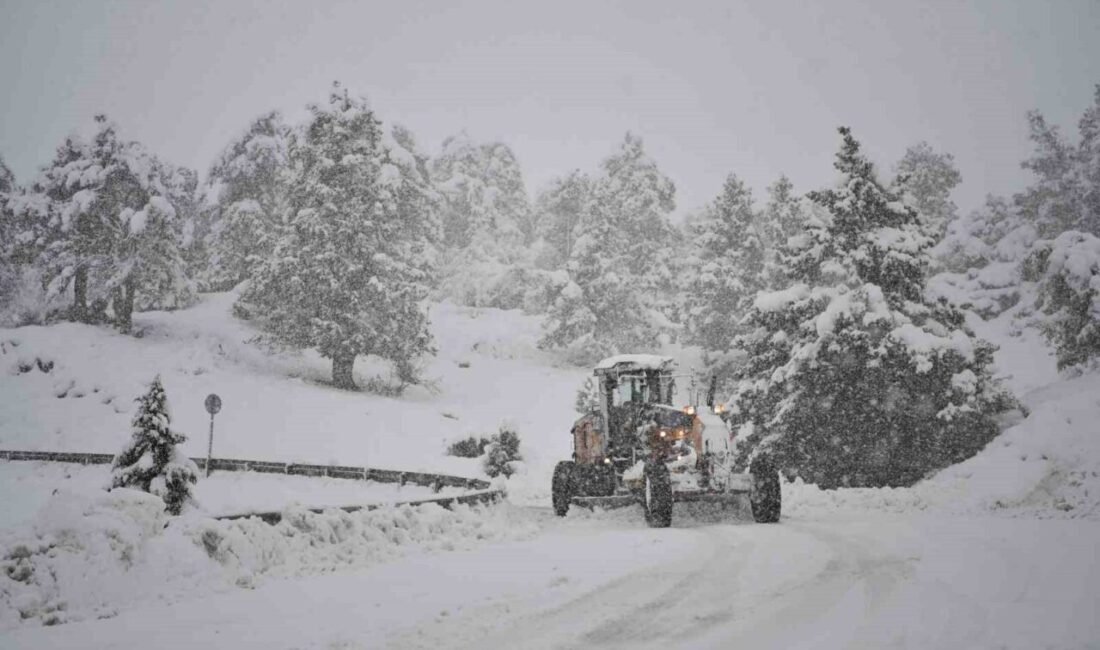 Konyaaltı Belediyesi ekipleri, ilçenin yüksek kesimlerinde etkili olan kar yağışından