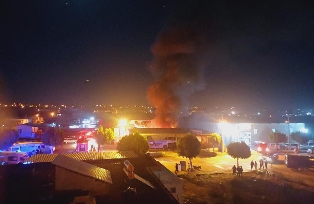 Antalya’da araç boyama atölyesinde çıkan ve iş yeri ile birlikte