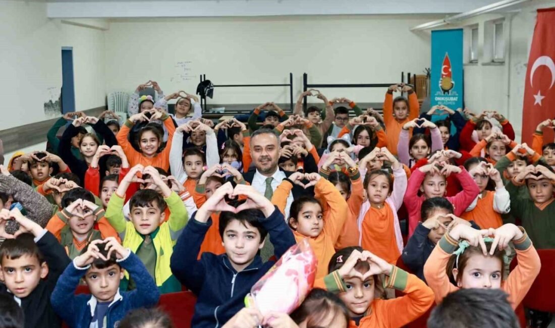 Onikişubat Belediye Başkanı Hanifi Toptaş, ‘gönülleri giydiriyoruz’ projesi çerçevesinde öğrencilere