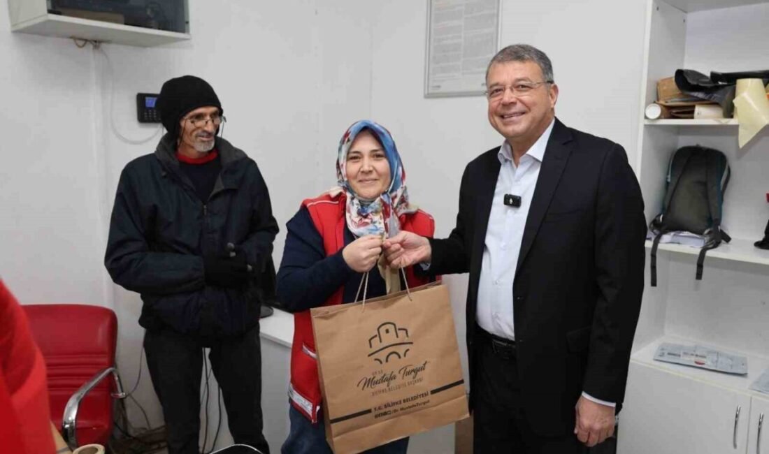 Silifke Belediye Başkanı Mustafa Turgut, yeni yıl öncesinde İnönü Caddesi