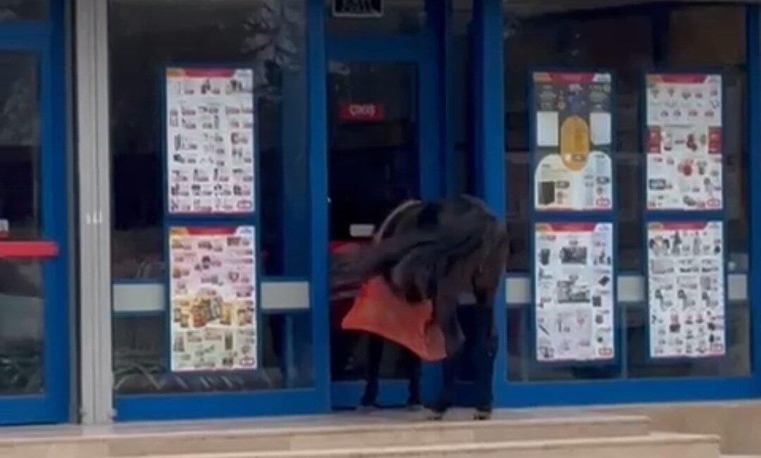 Adana’da BİM’in kapısına at bağlanması görenleri hayrete düşürdü. Edinilen bilgiye