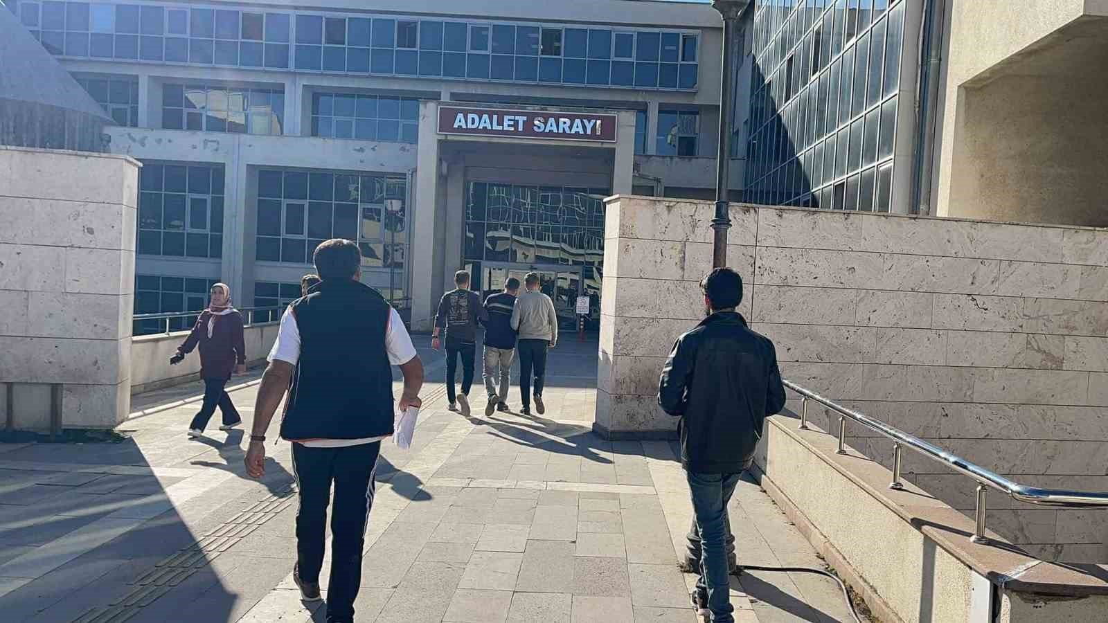 Boşanma aşamasındaki eşini öldüren şahıs tutuklandı Osmaniye’de, boşanma aşamasındaki eşini boğarak öldüren şahıs tutuklandı. Olay, dün