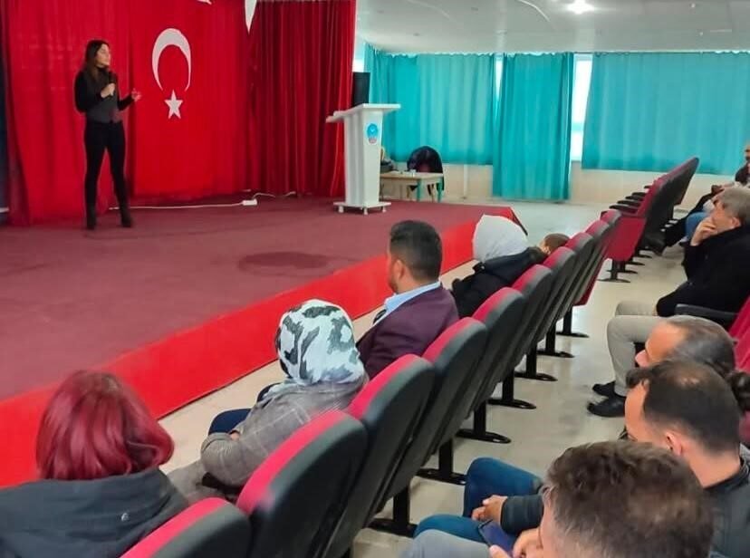 Mersin’in Bozyazı ilçesinde düzenlenen seminerde, öğretmenlere ’Ektoparazitler ve Korunma Yolları’