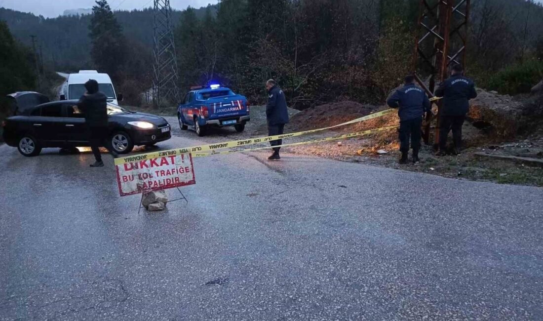Burdur’un Bucak ilçesinde yoğun yağışların ardından heyelan riski nedeniyle Pamucak-Sarıdere