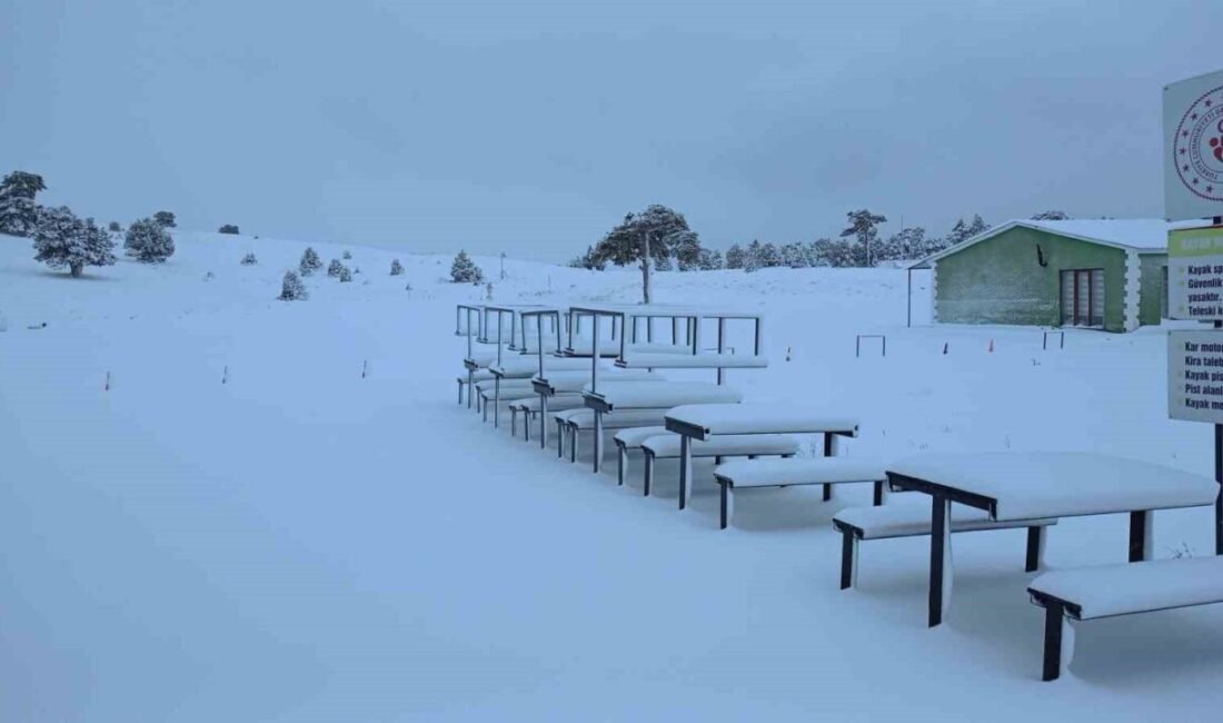 Burdur’da sabah saatlerinde etkili olan kar yağışı nedeniyle Burdur-Antalya kara