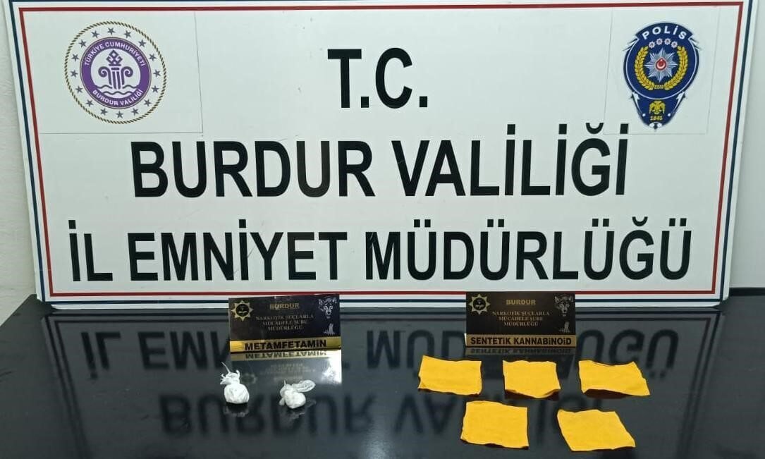 Burdur İl Emniyet Müdürlüğü ekipleri tarafından durdurulan bir otomobilde uyuşturucu