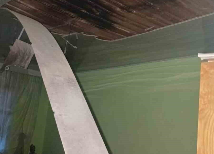 Burdur’un Çeltikçi ilçesinde bir evin çatısına yıldırım düşmesi sonucu büyük