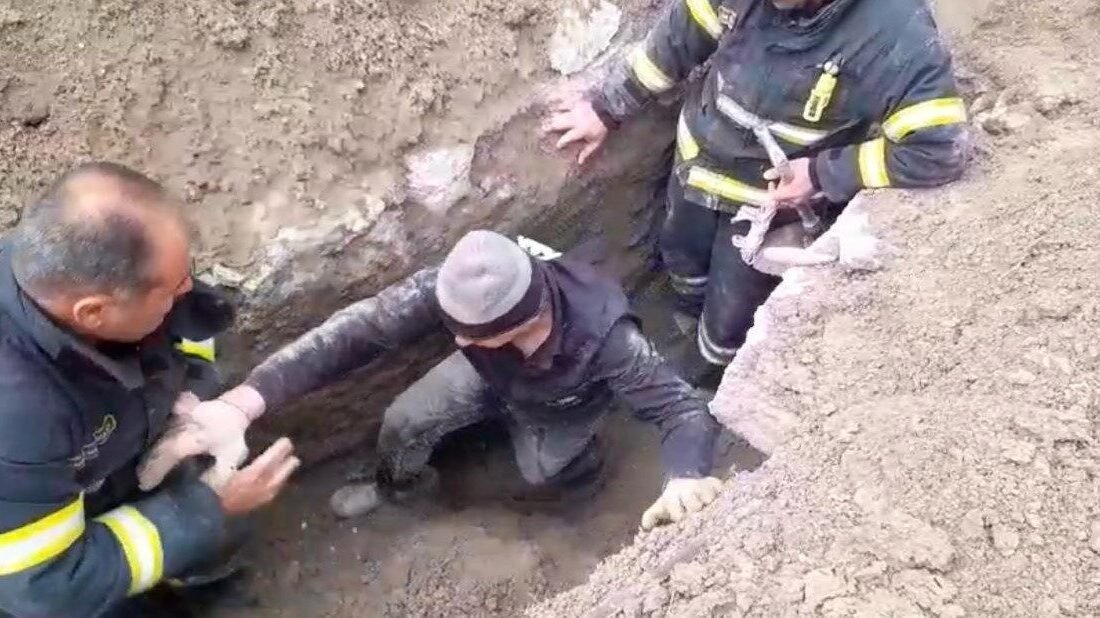 Burdur’da kanalizasyon hattı için kaza çalışması yaparken 3 metrelik çukurda