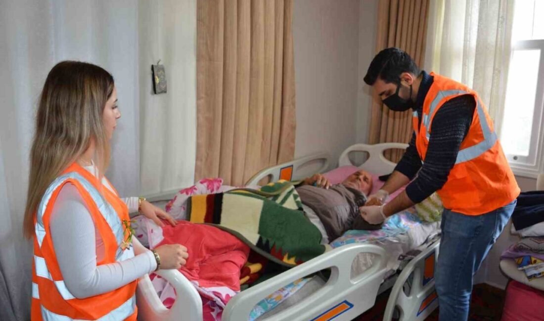 Antalya Büyükşehir Belediyesi, Alanya’da hasta yatağı desteği alan vatandaşlara fizyoterapi