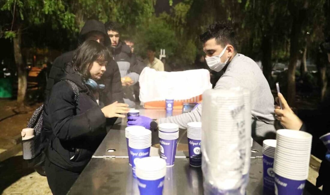 Antalya Büyükşehir Belediyesi, final haftasında Akdeniz Üniversitesi öğrencilerine sıcak çorba