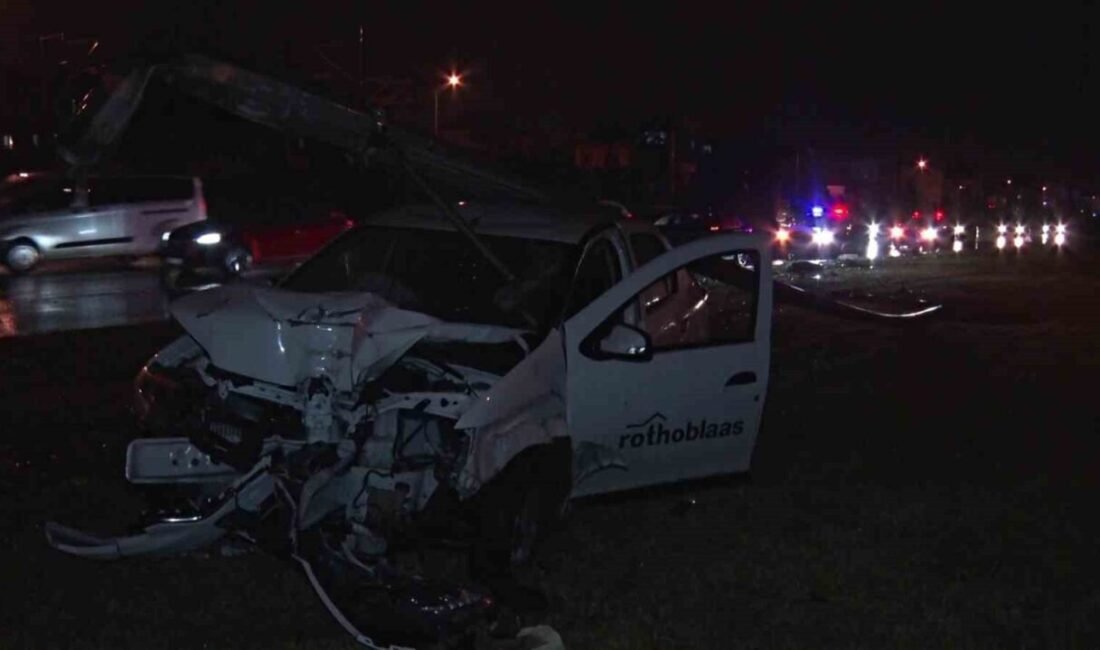 Antalya’da yağış nedeniyle kayganlaşan yolda çarpışan iki araçtan biri kontrolden