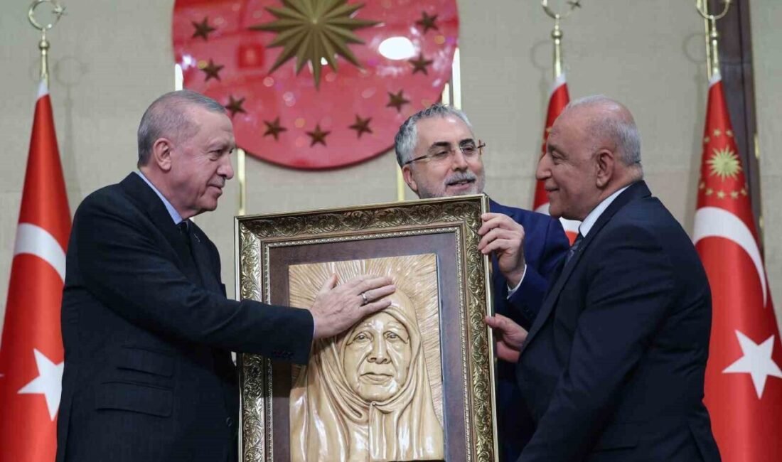 Hatay’ın İskenderun ilçesinde yaşayan ve 56 yıldır ahşaba şekil veren