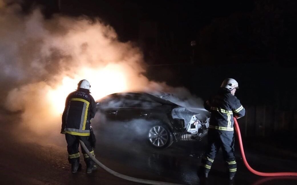 Hatay’ın Defne ilçesinde otomobilin motor kısmından çıkan yangını itfaiye ekipleri