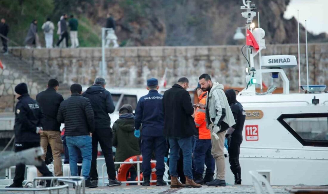 Antalya’da aracı ile birlikte falezlerden denize düşen şahsı arama çalışmaları