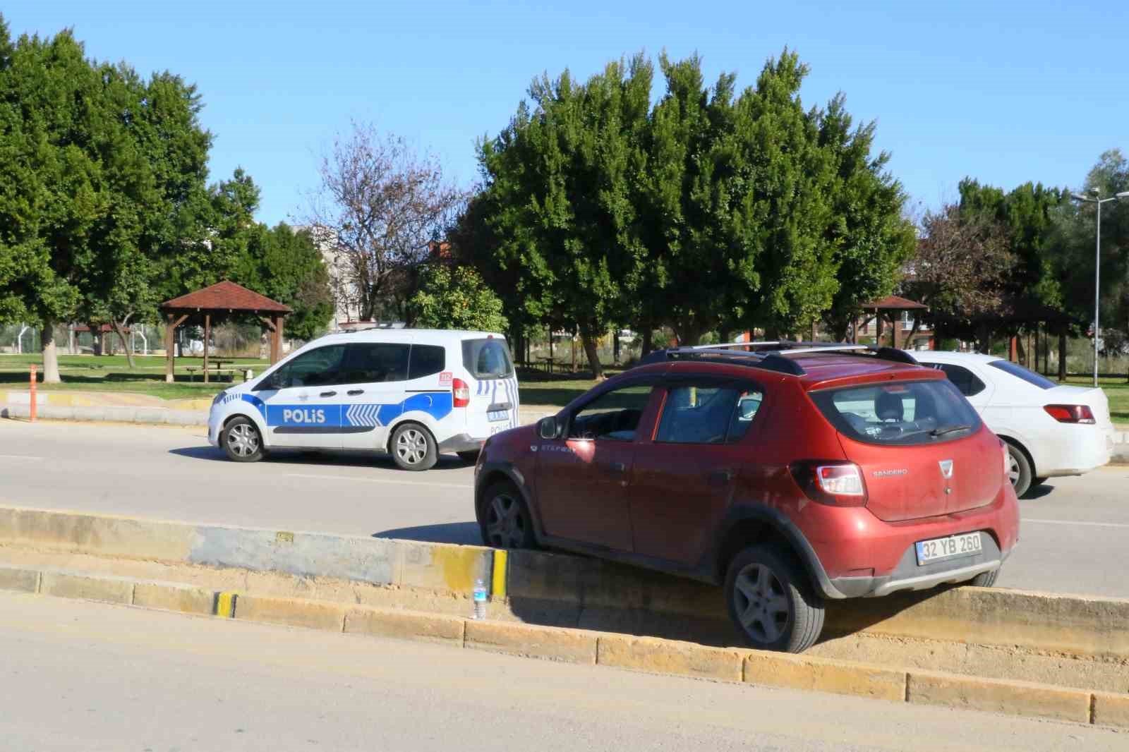 Antalya’da sürücüsünün direksiyon hakimiyetini kaybettiği otomobil, yağmur suyu tahliye kanalında