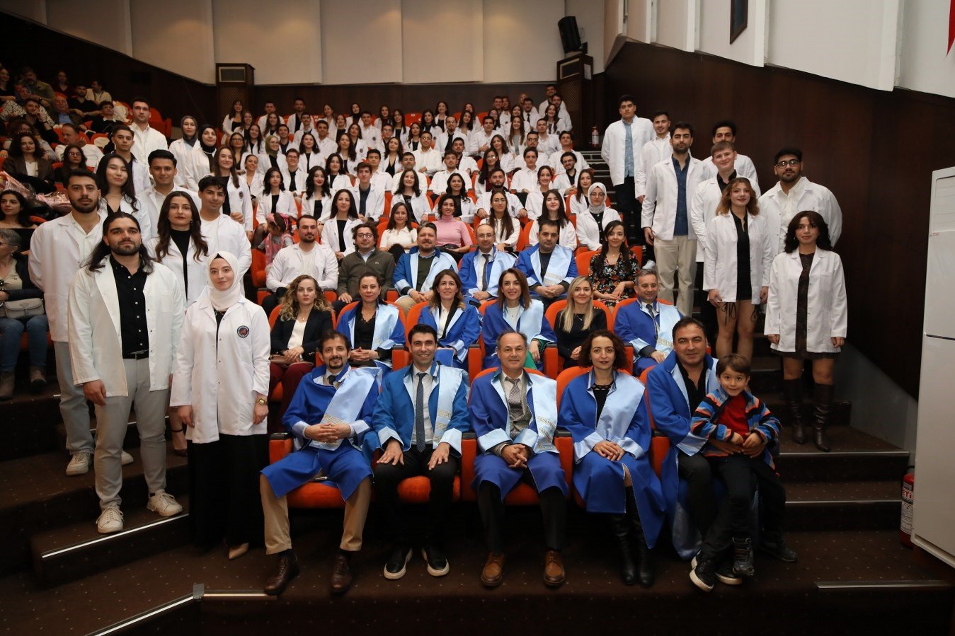 Diş Hekimliği Fakültesi öğrencileri beyaz önlüklerini giydi Akdeniz Üniversitesi Diş Hekimliği Fakültesi’nde eğitim gören öğrenciler, Atatürk Konferans
