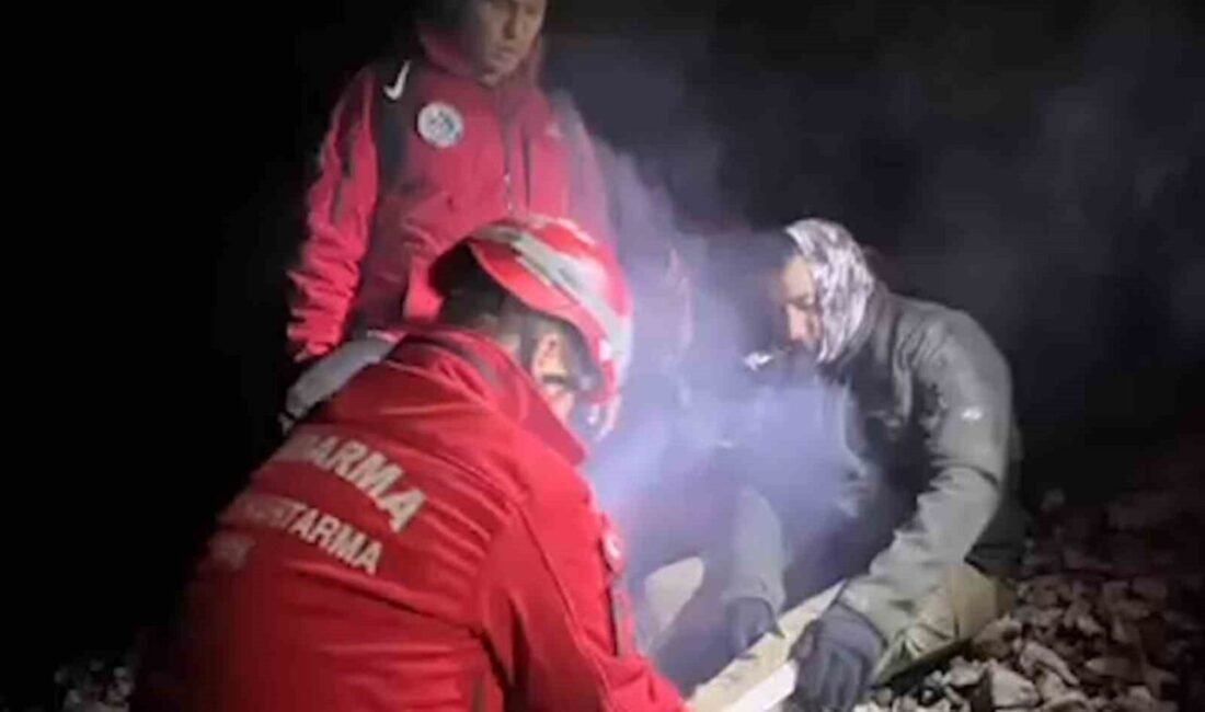 Antalya’nın Kemer ilçesinde doğa yürüyüşü yaptığı sırada düşerek ayağı kırılan