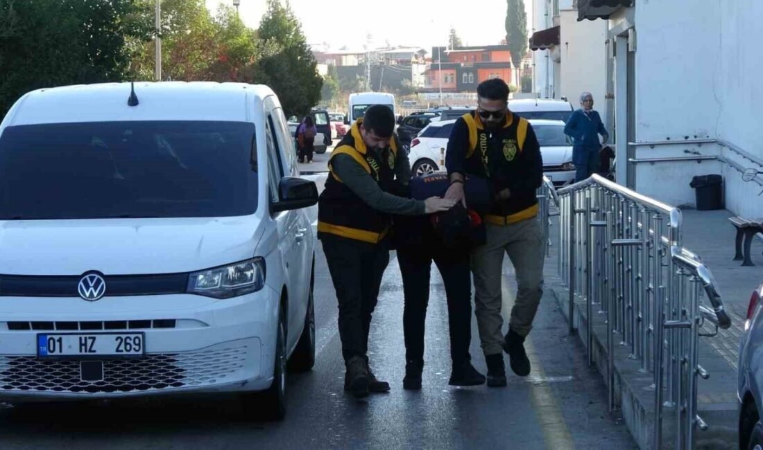 Adana’da yaya geçidinden geçen doktor, bir otomobil sürücüsü tarafından bıçaklandı.
