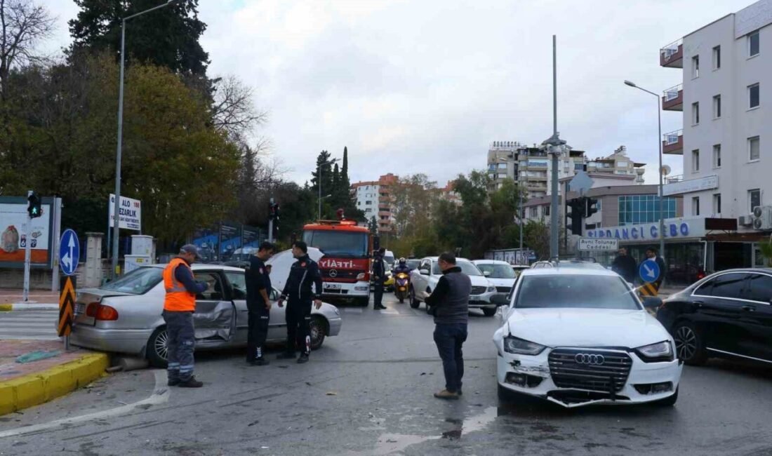 Antalya’da sola dönüşün yasak olduğu kavşak sisteminde meydana gelen trafik