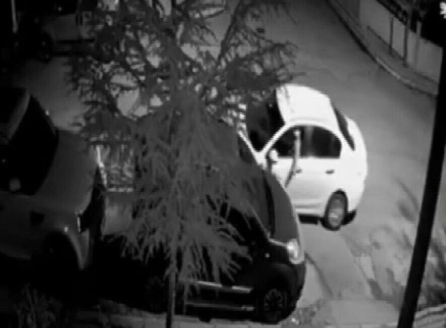 Isparta’da kimliği belirsiz bir şahıs, park halindeki iki otomobili elindeki