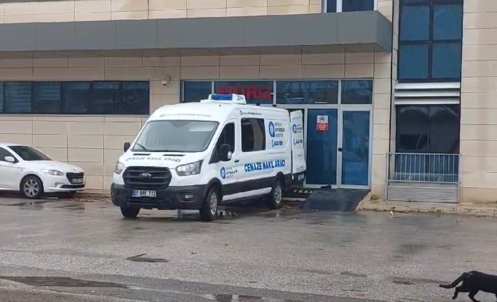 Antalya’da bir kişi eski kız arkadaşının evinin önünde çıkan tartışmada