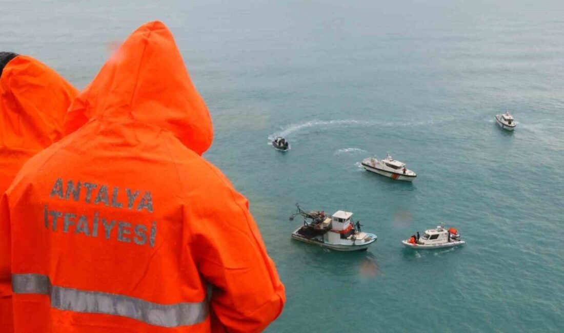 Antalya’da falezlerden düşen araç ve içerisinde bulunan şahsı arama çalışmaları