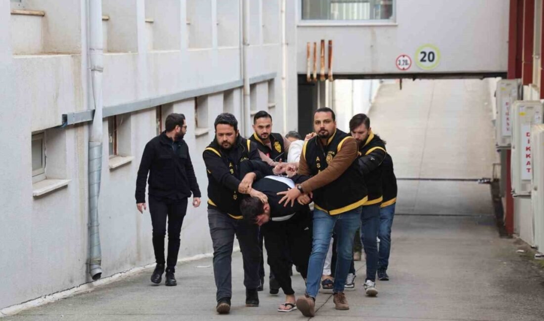 Adana’da Kalaşnikofla kuyumcuyu soyup 3 kilogram altın çalan şüphelilerin kaçış